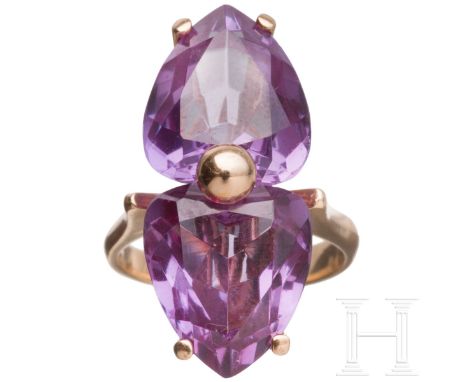 Außergewöhnlicher Ring mit Amethysten  14kt Gelbgold (getestet). Der durchbrochen gearbeitete, geschwungene Ringkopf fasst di