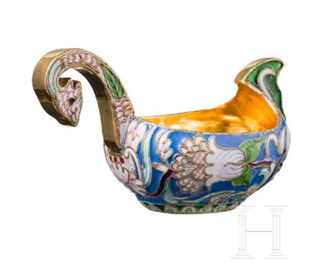 Kleiner Cloisonné-Emaille-Kowsch, Russland, neuzeitlich   Silber, vergoldet. Traditionelle Schiffchenform. Die Wandung mit st