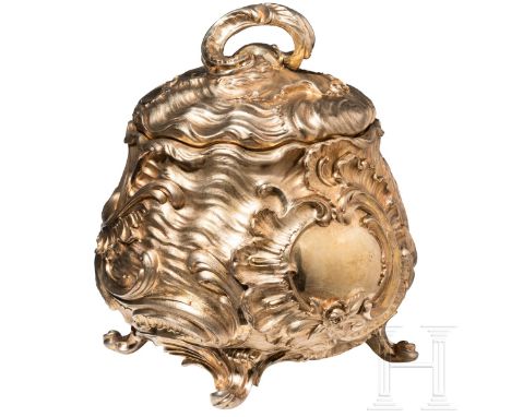 Massive museale Deckeldose, Moskau, Karl Fabergé, 1894  Silber, vergoldet. Auf vier Rocaillenfüßen. Bauchige, sich verjüngend