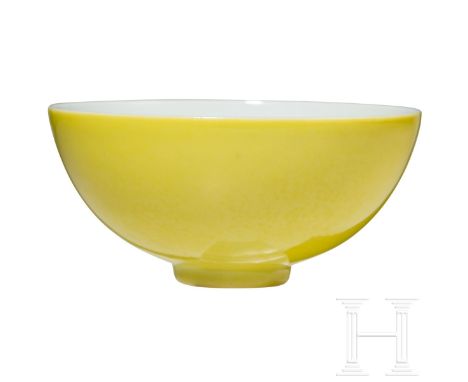 Kleine zitronengelb glasierte Schale mit Yongzheng-Marke, wahrscheinlich aus der Zeit (1723 - 1735)  Die äußere Wandung zitro