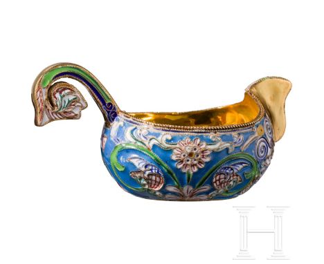 Kleiner Cloisonné-Emaille-Kowsch, Russland, neuzeitlich   Silber, vergoldet. Schiffchenförmige Wandung mit polychromen Blüten