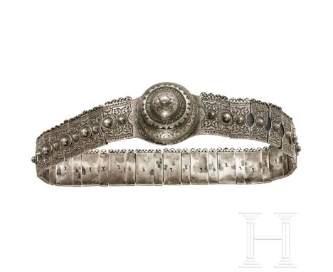 Schwerer Silber- und Niello-Gürtel, Russland, Tiflis, spätes 19. Jhdt.   Silber, partiell nielliert, Lederband. 36 Silberglie