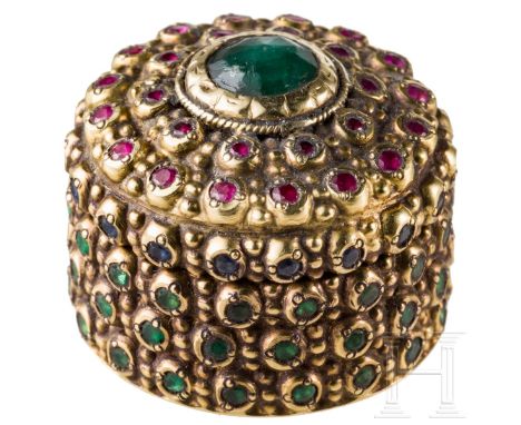 Steinbesetzte goldene Snuff-Box, wohl Indien, 19. Jhdt.   18kt Gold (getestet, ungemarkt). Der runde Korpus umlaufend mit dre