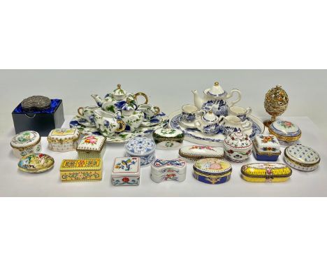 A collection of Del Prado and similar reproduction porcelain patch pots and covers, printed and painted, assorted; a Leonardo