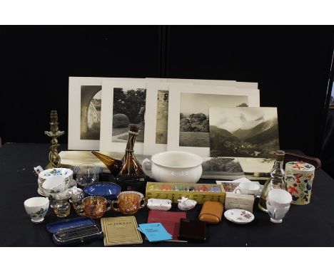 Mixed objects, to include a gilt metal candlestick, Lowestoft Parade House Boarding Establishment chamber pot, glassware, box