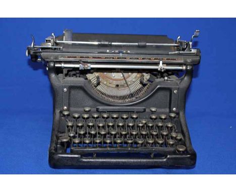 VINTAGE UNDERWOOD TYPEWRITER
with original cover
