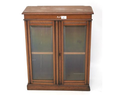 An Edwardian walnut tabletop display cabinet. The glazed doors enclosing a single shelf, L51.5cm x D23cm x H65cm