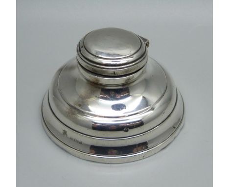 A capstan inkwell, Birmingham 1918, diameter of base 73mm 