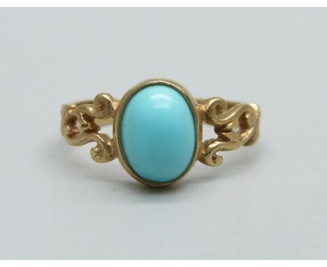 A 9ct gold and turquoise ring with pierced shoulders, 1.7g, J 