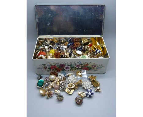 Over 150 pairs of vintage clip-on earrings 