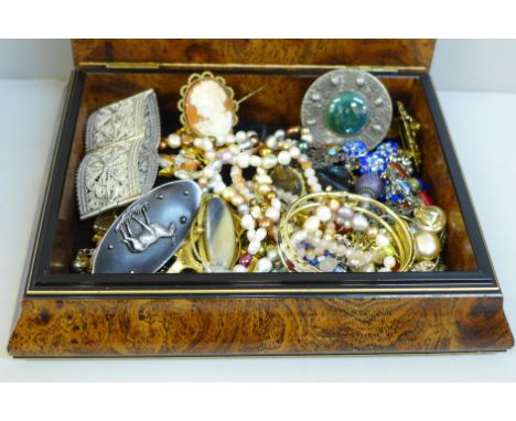 An Art Nouveau style box containing vintage and later costume jewellery 