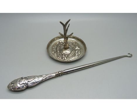 A silver ring stand, 20g and a silver handled button hook 