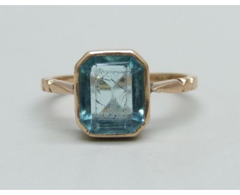 A 9ct gold and blue stone ring, 2g, J 