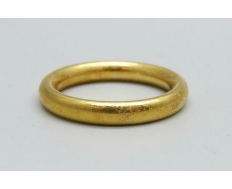 A 22ct gold wedding ring, 6g, K 