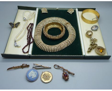 A boxed stone set bracelet, earrings and necklace set, a pearl necklace, a 9ct gold plated bangle, a silver gilt dagger tie-c