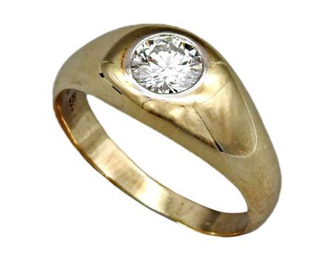 Herrenring mit Solitär 14 K GG, Mit Diamantbesatz von zus. ca. 0,96 ct soweit in der Fassung messbar, Gewicht ca. 7,9 g.