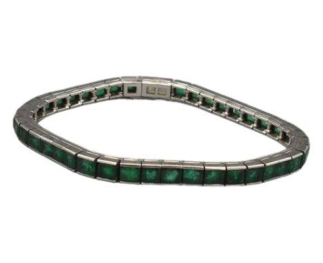 Smaragd-Tennisarmband im Art-Deco Stil Smaragde in Baguetteform,18 K, 29,9 Gramm, Besatz von ca. 10,2 ct,, 52 Steine, Länge 1