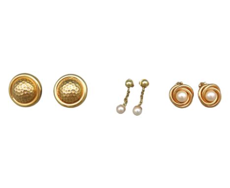 Drei Paar Ohrstecker 14 K GG, 1 Paar Ohrstecker Durchmesser 2,5 cm, 1 Paar Ohrhänger mit Perlen an Kette Durchmesser 4 cm, 1 