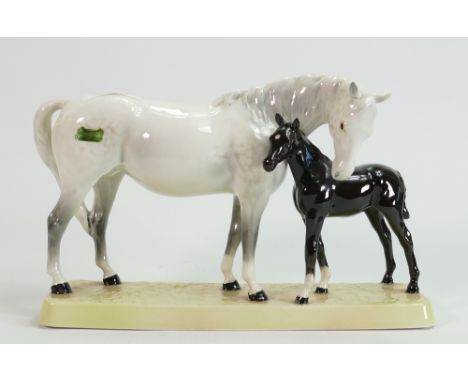 Beswick grey mare &amp; foal on ceramic base 1811: 