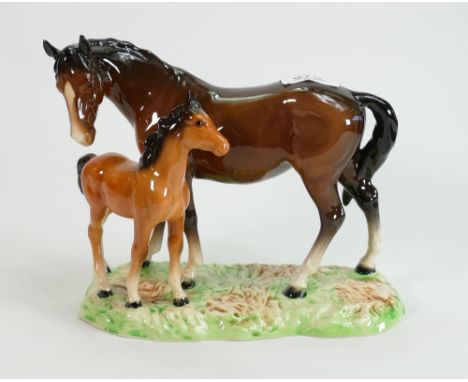 Beswick mare &amp; foal on ceramic base 953: 