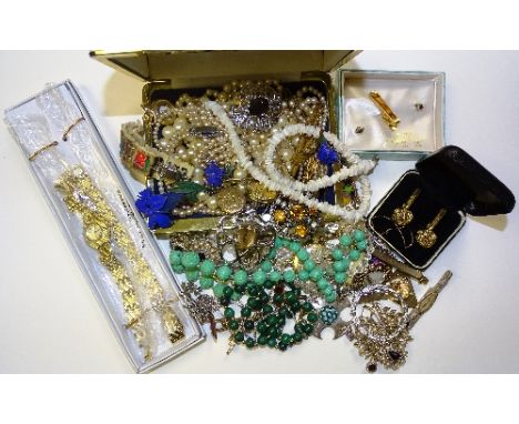 A quantity of costume jewellery, to include Scottish silver pendant, coral necklace, silver and amethyst brooch, malachite be