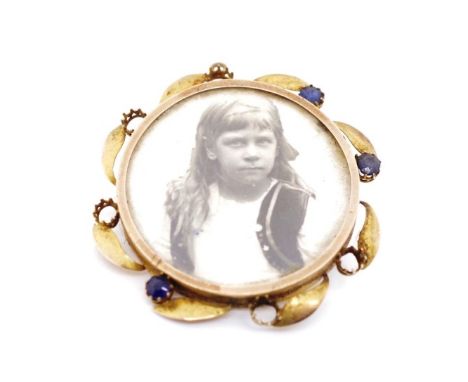 Antique 9ct yellow gold portrait pendant marked 9ct GW. Missing blue gemstones. Approx weight 6.5 grams