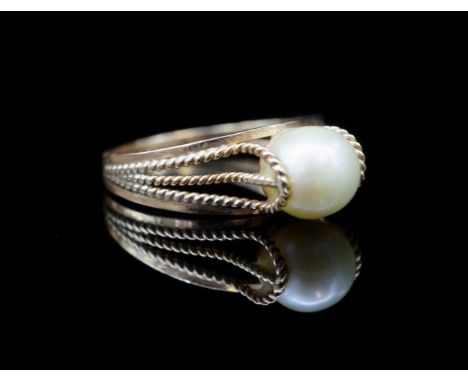 Pearl and 14ct rose gold ring with a rope twist setting. Marked 14ct marks. Approx weight 2.7 grams, ring size N-O, pearl siz