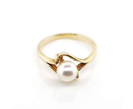 10ct yellow gold and cultured pearl ring marked 10k. Approx weight 2.1 grams, ring size L-M