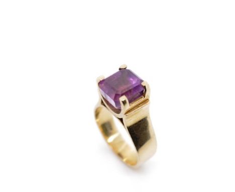 Vintage amethyst and 9ct yellow gold cocktail ring marked 9ct. Approx weight 6 grams, ring size K