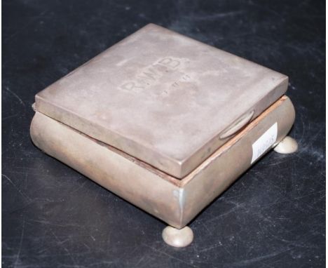 Sterling silver trinket box hallmarked Birmingham 1938, maker: Bradley British Overseas Ltd, with four bun feet (one broken f
