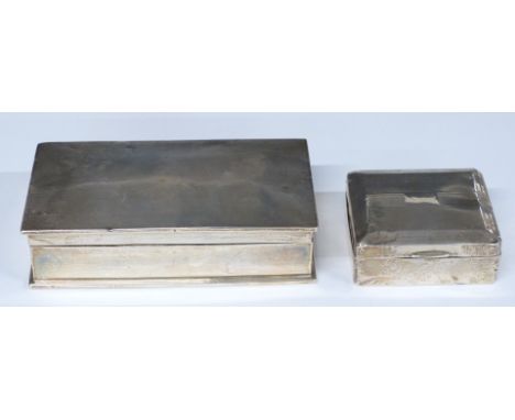 George V hallmarked silver cigarette box with engine turned lid, Birmingham 1925, maker's mark indistinct, width 17cm, togeth