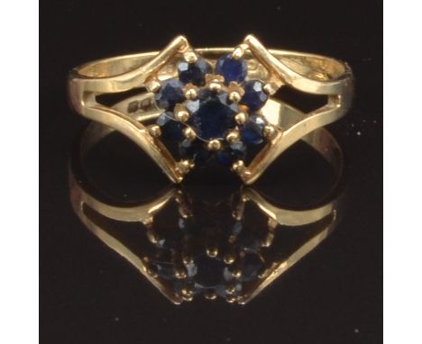 A 9ct gold ring set with sapphires in a cluster, size L, 1.4g