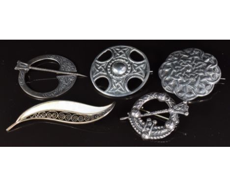 Scottish silver kilt pin by Robert Allison, Edinburgh 1964, Iona Scottish silver brooch, Edinburgh 1966, two other silver bro