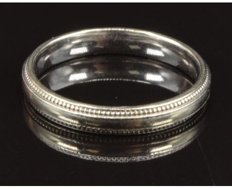 A 9ct white gold wedding band/ ring, size M, 2.5g