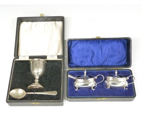 Pair of hallmarked silver mustards with blue glass liners and hallmarked silver spoon, together with a cased hallmarked silve