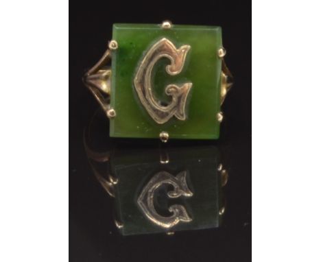 A 9ct gold signet ring set with a nephrite jade plaque with gold letter 'G' to the centre, size P, 3.6g