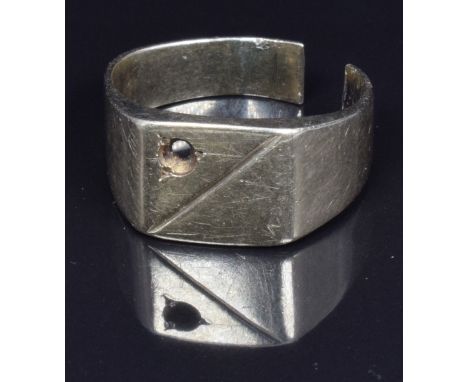 An 18ct gold ring, 8.1g