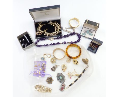 A collection of jewellery including brooches, amethyst necklace, filigree ring, silver bracelet, etc&nbsp;