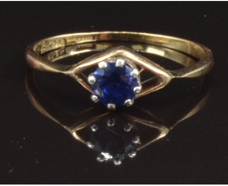 An 18ct gold ring set with a round cut sapphire, size O, 1.6g