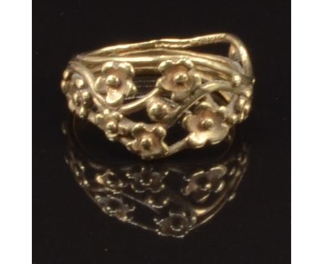 A 9ct gold ring in a floral design, size I, 2.1g