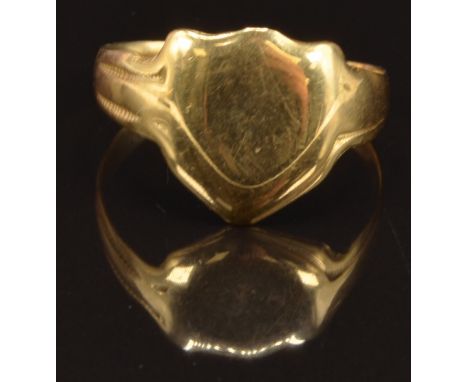 An 18ct gold signet ring, Chester 1912, size R, 3.5g