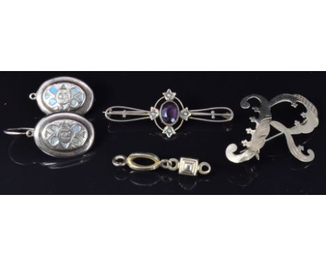 An 18ct gold brooch in the form of 'R' (2g), 9ct gold brooch and a pair of 9ct gold earrings, 6.3g