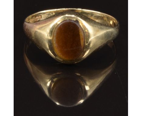 A 9ct gold signet ring set with tiger's eye, size S, 2.7g