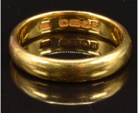 A 22ct gold wedding band/ ring, size M, 5.1g