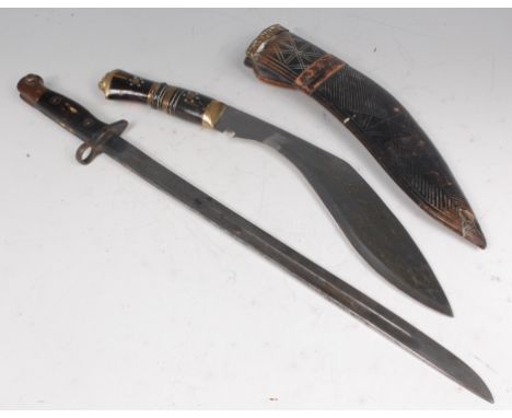 A 1907 pattern Enfield bayonet, together with a tourist kukri, in leather scabbard. (2)