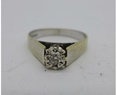 A 9ct gold and diamond ring, 2.7g, O