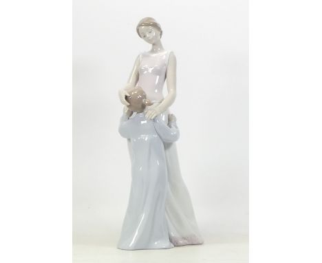 Lladro, model of a Mother and Child. Height: 35cm