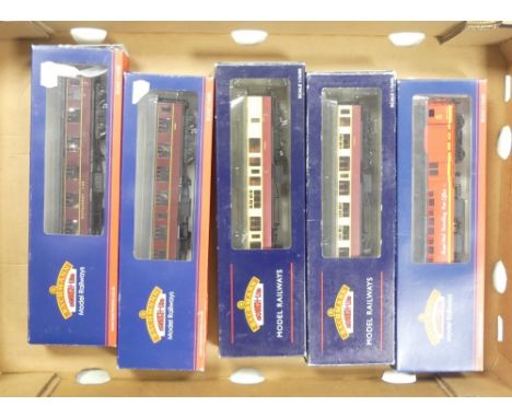 Collection of boxed Bachmann OO gauge carriages to include 39-435 BR Mk1 Pos Coach Post Office sorting van, 34-081 Collett 1s