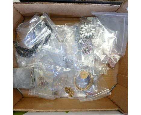 50 items / bags of costume jewellery - some bags may contain more than one item, so actual quantity may be higher.