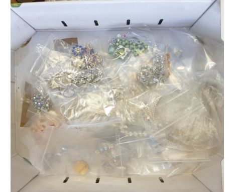 50 items / bags of costume jewellery - some bags may contain more than one item, so actual quantity may be higher.